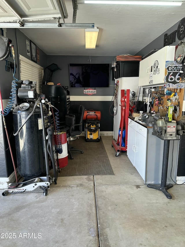 7326 W Dreyfus Dr, Peoria, AZ 85381 - view of garage