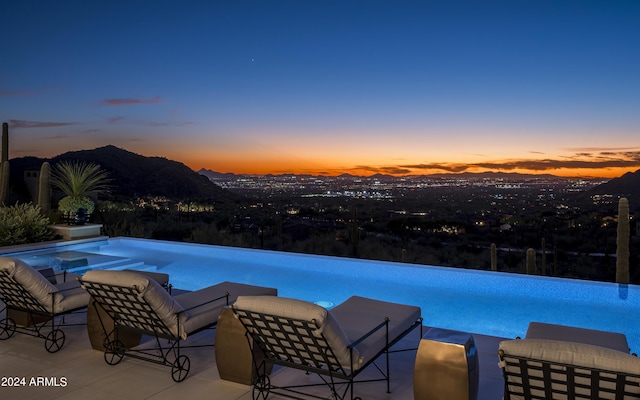 20958 N 112th St, Scottsdale, AZ 85255 - view of swimming pool featuring an infinity pool
