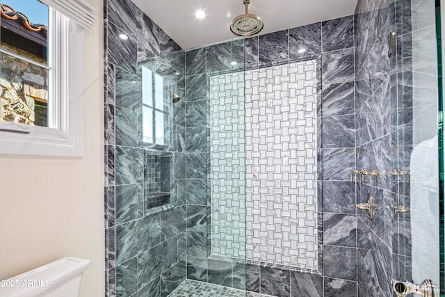 bathroom featuring tiled shower