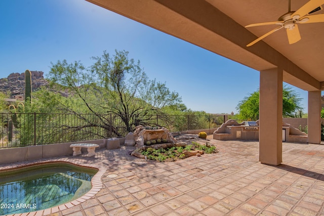 view of patio featuring a fenced backyard and ceiling fan