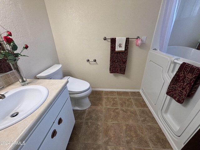 full bath featuring a tub, vanity, toilet, a shower with shower curtain, and baseboards