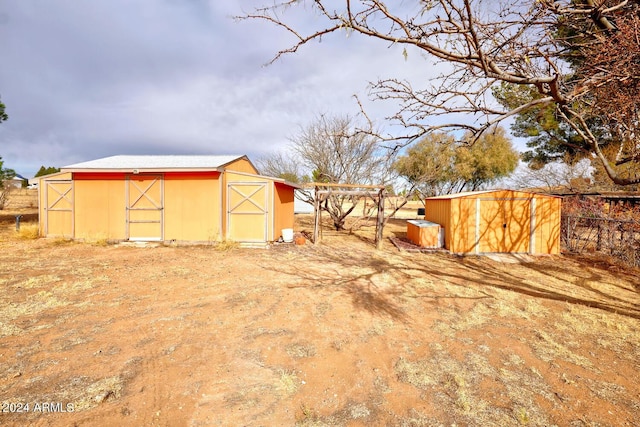 view of yard featuring an outdoor structure