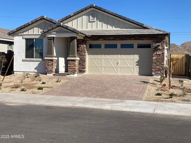 view of front facade featuring a garage