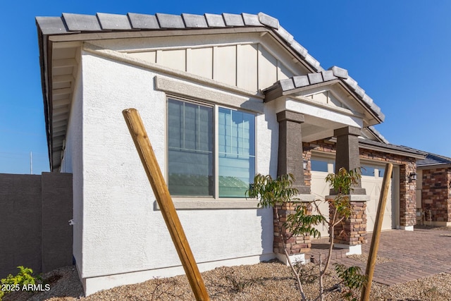 view of front facade featuring a garage