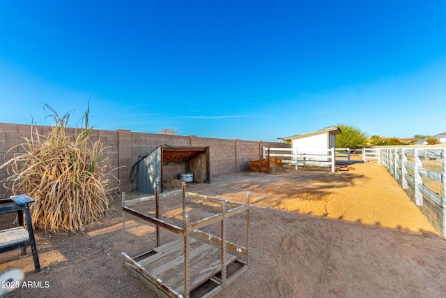 view of yard featuring an outdoor structure