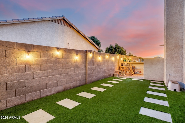 view of yard at dusk