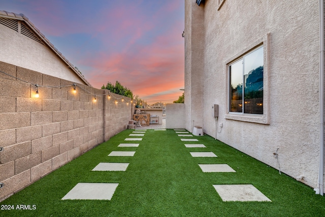 view of yard at dusk