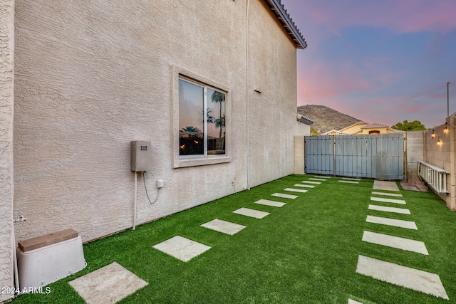 view of yard at dusk