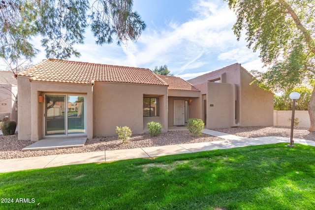 view of front of property with a front lawn