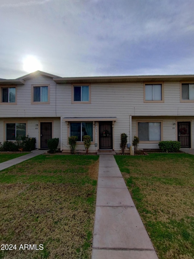 1217 E Fremont Dr, Tempe, AZ 85282 - townhome / multi-family property with a front yard