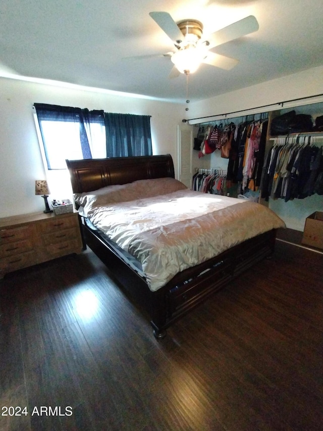 bedroom featuring ceiling fan, dark wood-type flooring, and a closet