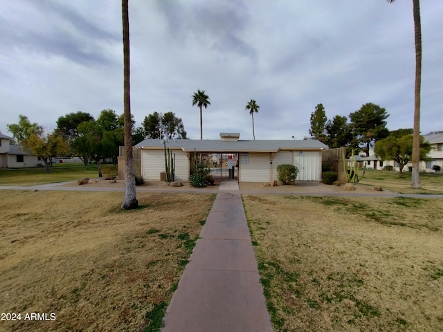 view of front of property with a front yard