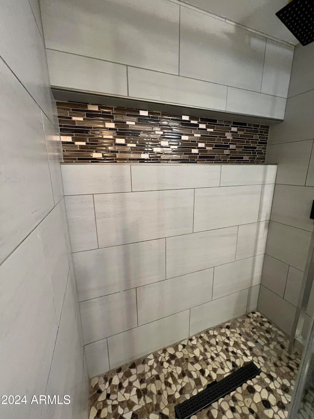 details with a tile shower