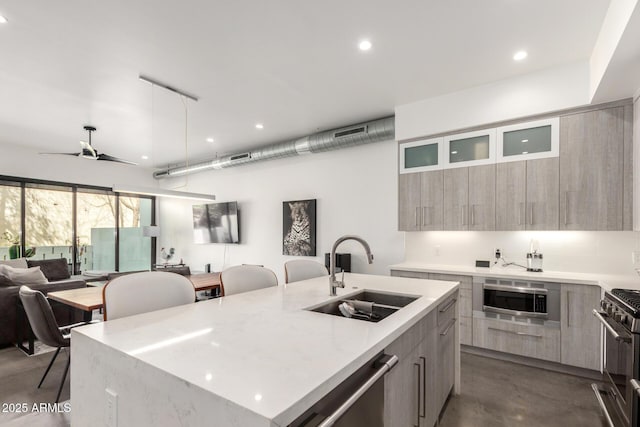 540 W Mariposa St Unit 9, Phoenix, AZ 85013 - kitchen featuring a sink, stainless steel appliances, modern cabinets, open floor plan, and concrete floors