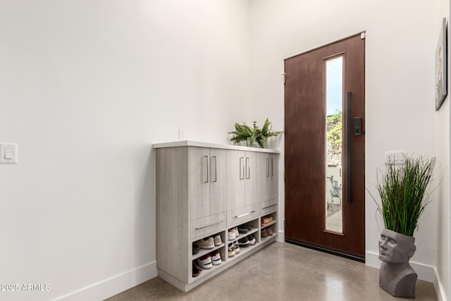540 W Mariposa St Unit 9, Phoenix, AZ 85013 - entryway featuring baseboards and concrete floors