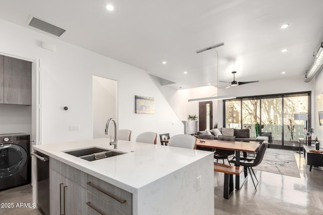540 W Mariposa St Unit 9, Phoenix, AZ 85013 - kitchen featuring washer / clothes dryer, a sink, concrete floors, a center island with sink, and recessed lighting