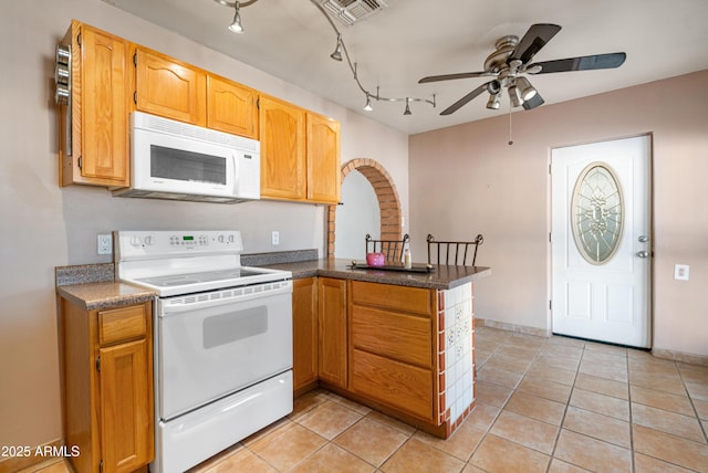 kitchen featuring dark countertops, visible vents, ceiling fan, a peninsula, and white appliances