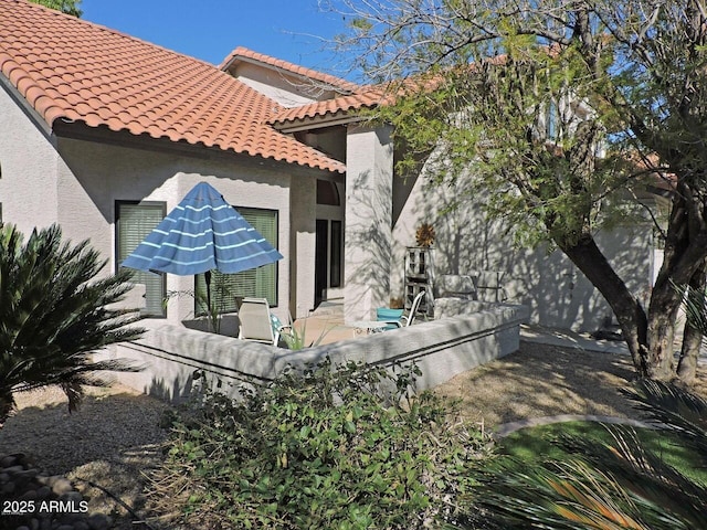 1010 N Osprey Ct, Gilbert, AZ 85234 - back of property featuring a tiled roof, stucco siding, outdoor lounge area, and a patio area