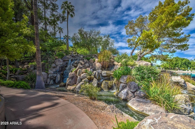 1010 N Osprey Ct, Gilbert, AZ 85234 - surrounding community with a small pond