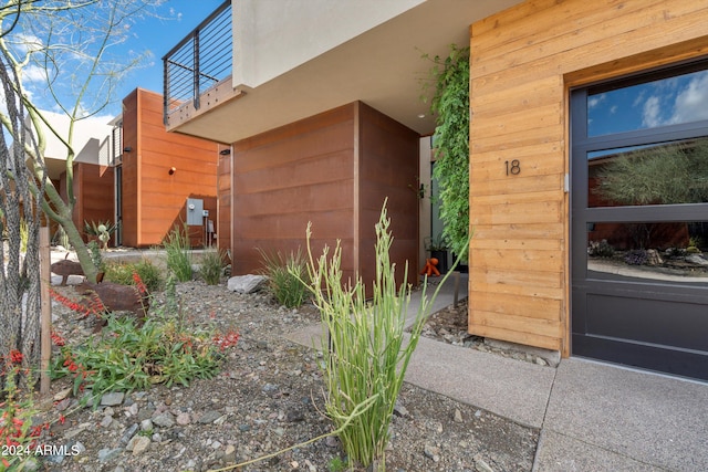 entrance to property featuring a balcony