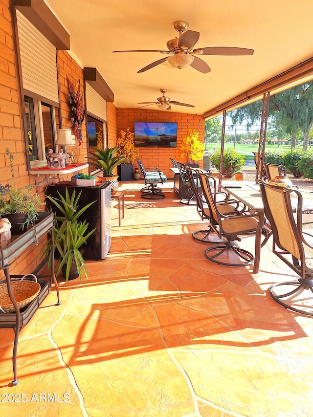 sunroom with ceiling fan