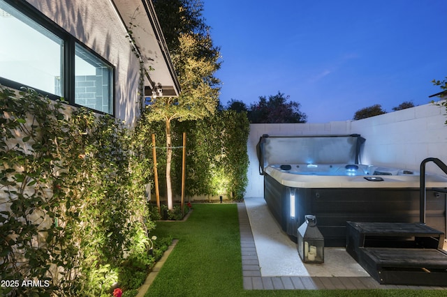 view of yard featuring a hot tub