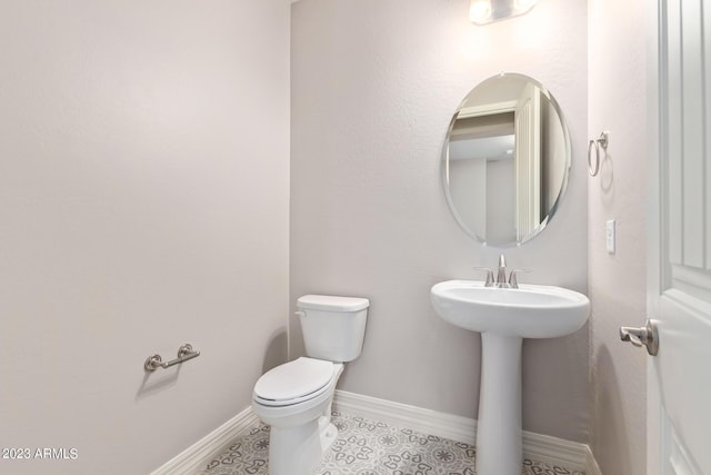 bathroom featuring toilet and sink