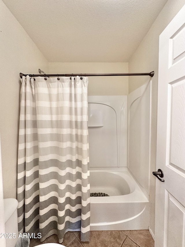full bathroom featuring shower / bath combo with shower curtain and toilet
