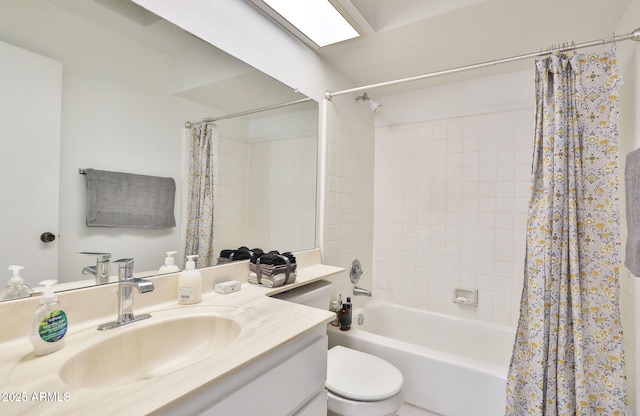 full bathroom with shower / bath combination with curtain, vanity, and toilet