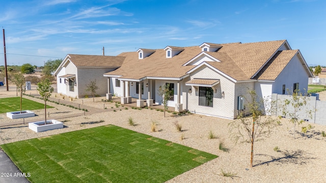 view of front of house featuring a front lawn