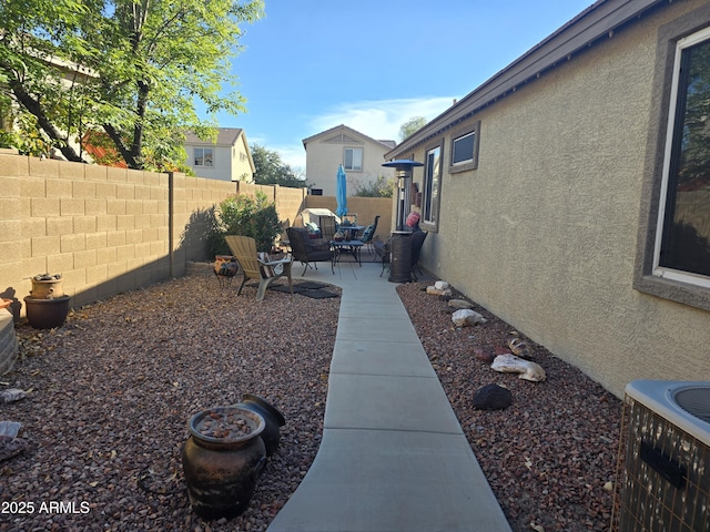 view of yard featuring a patio area