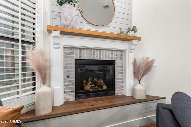 room details featuring visible vents and a fireplace