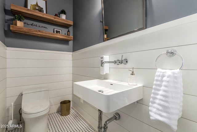 bathroom featuring toilet and a sink