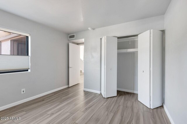 1380 Vista Montana Rd Unit 22, Sedona, AZ 86336 - unfurnished bedroom with wood finished floors, a closet, and baseboards