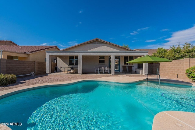 view of swimming pool featuring a patio