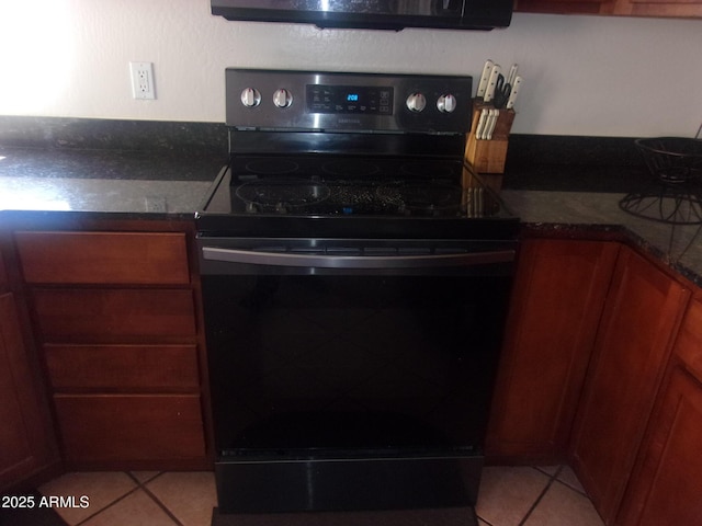 4616 E Monument Way, Rimrock, AZ 86335 - kitchen with black range with electric cooktop, light tile patterned flooring, and dark countertops