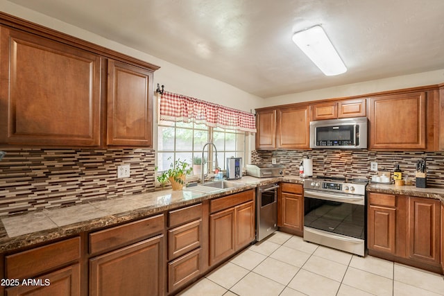 10601 N 36th St, Phoenix, AZ 85028 - kitchen featuring stainless steel appliances, a sink, tasteful backsplash, and light tile patterned floors