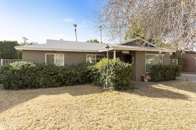 view of front of property with a front yard