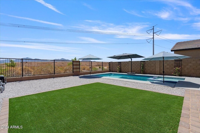 view of yard featuring a fenced in pool