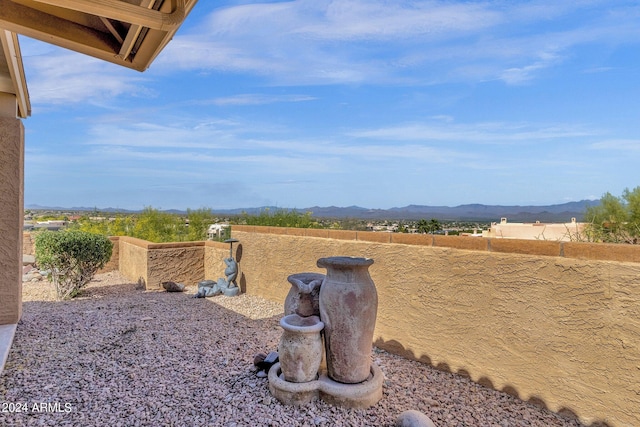 view of yard featuring a mountain view