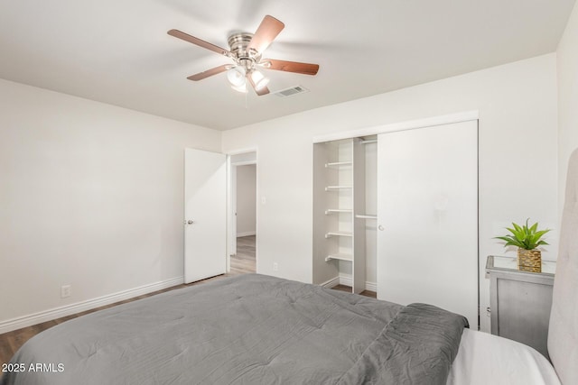 bedroom with ceiling fan, a closet, and hardwood / wood-style floors