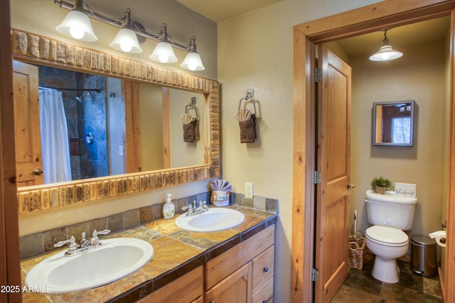 669 W Monarch Cir, Lakeside, AZ 85929 - full bath with toilet, double vanity, a sink, and a shower with curtain