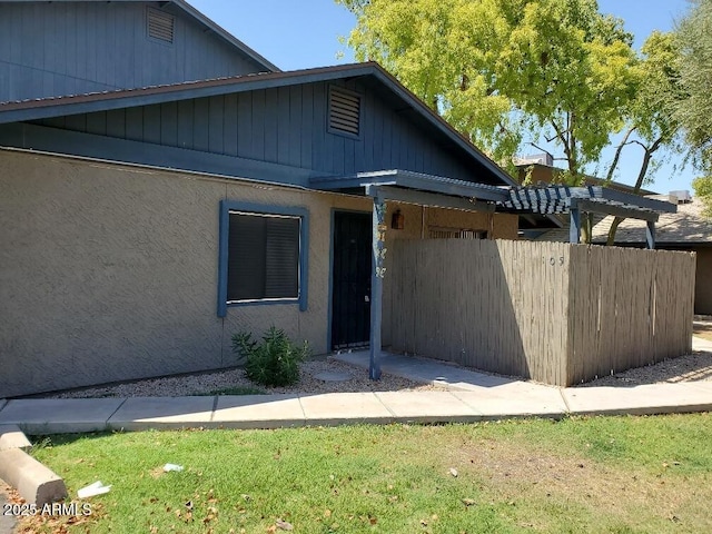 view of front of house featuring a pergola