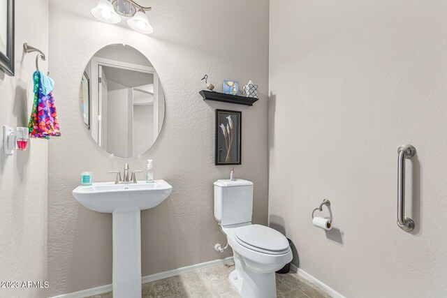 bathroom featuring toilet and sink