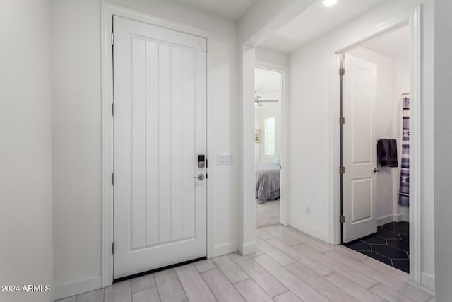 foyer featuring light hardwood / wood-style floors and ceiling fan