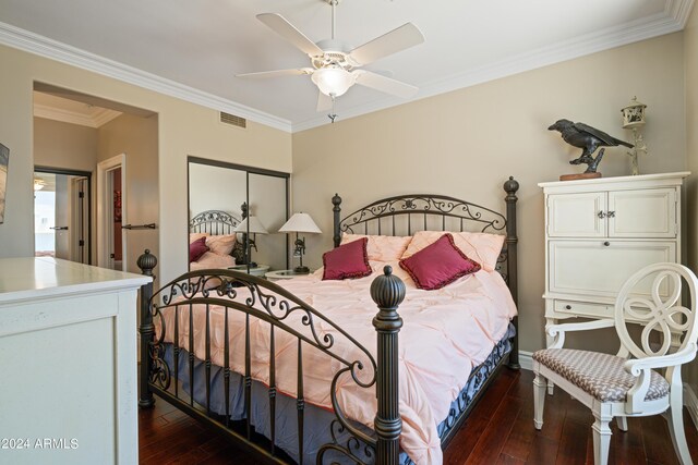 bedroom with dark wood-type flooring, a closet, ceiling fan, and crown molding