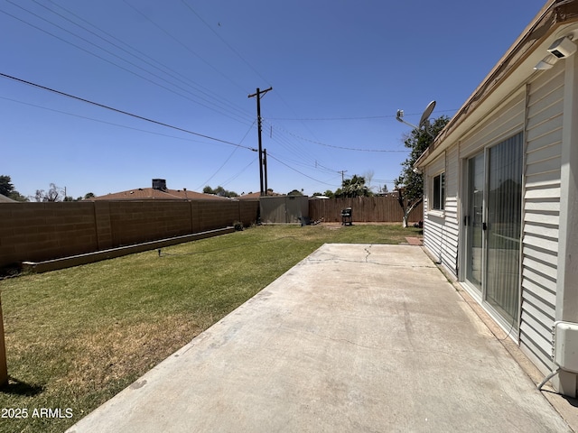 2115 W Myrtle Ave, Phoenix, AZ 85021 - view of yard featuring a patio