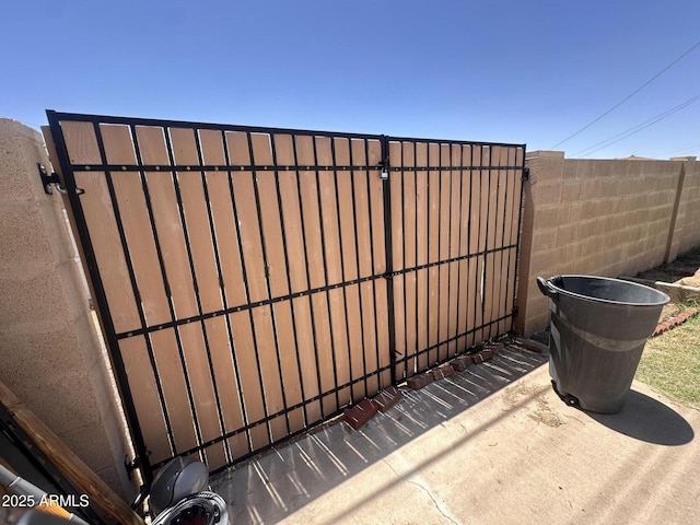 2115 W Myrtle Ave, Phoenix, AZ 85021 - exterior view of a gate