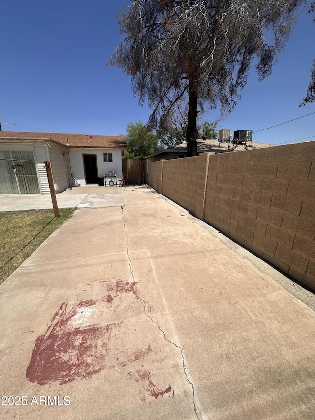 2115 W Myrtle Ave, Phoenix, AZ 85021 - view of patio featuring concrete driveway and a garage