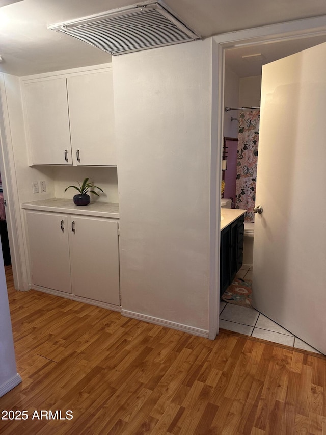 2115 W Myrtle Ave, Phoenix, AZ 85021 - bathroom featuring wood finished floors and a shower with curtain